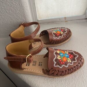 Brown Flats with Floral Embroidery and Moccasin Design women sz 6
